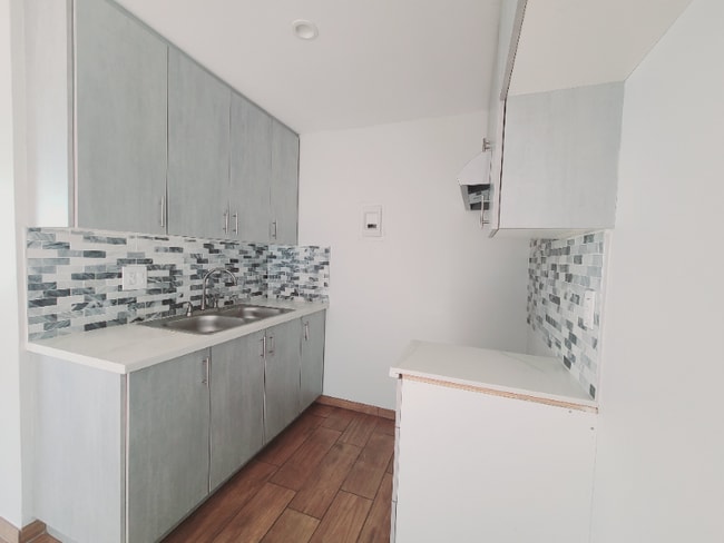 Building Photo - 1108 W 110th St