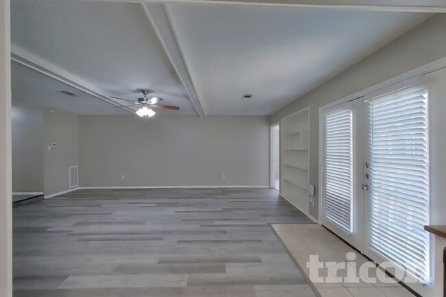 Building Photo - 3815 Regency Dr