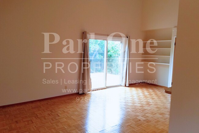 Foto del edificio - Beautiful 4-Bedroom Single Family Home wit...