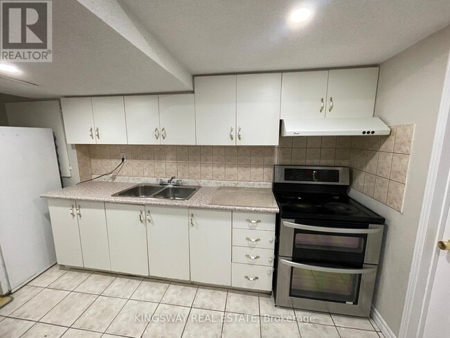 Building Photo - 803 Khan Crescent