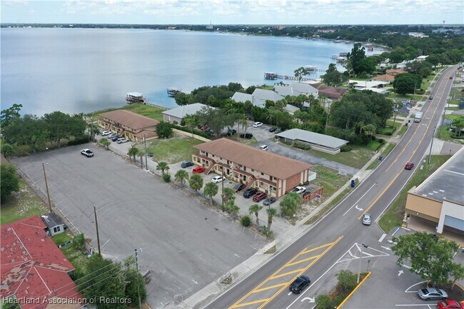 Building Photo - 1025 Lakeview Dr