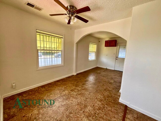 Foto del edificio - 7500 Deerwood Ave