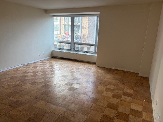 Sala de estar con vista a una ventana enorme. - 1435 4th St SW