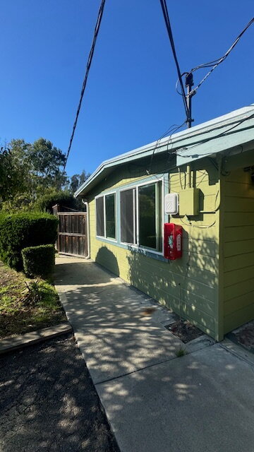 Building Photo - Move-in special: 50% off first month!  Pea...