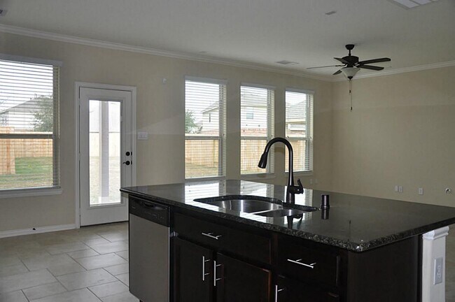 Foto del edificio - 18015 Tall Chestnut St