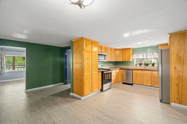 Building Photo - Spacious 3 Bed Home in Central Valley Scho...