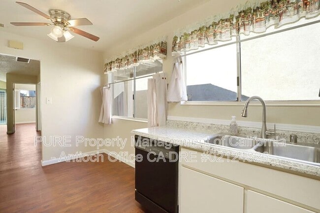 Foto del edificio - 2433 Sequoia Dr