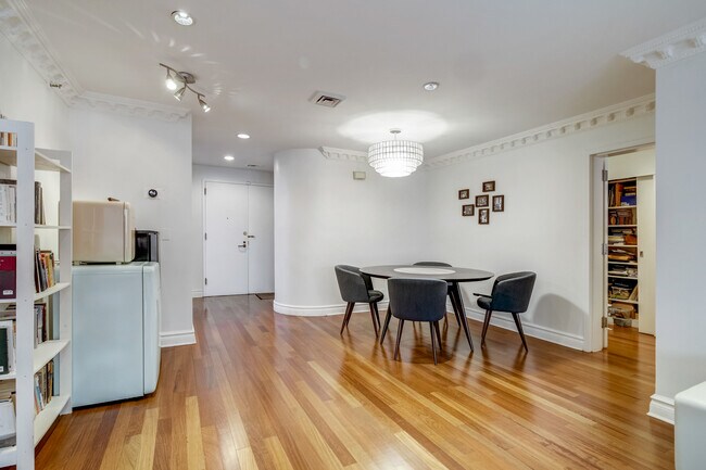 Foto del edificio - 100 Cutter Mill Rd