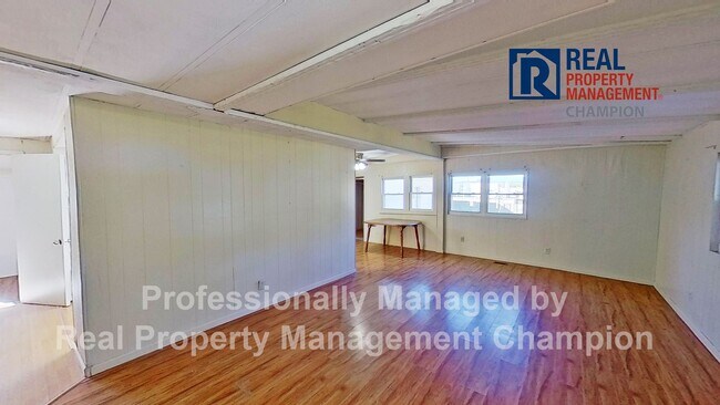 Foto del edificio - 3 BD/3 BA home just a few minutes drive to...