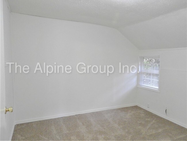 Building Photo - Unique Three Bedroom + Bonus In Beaverton!