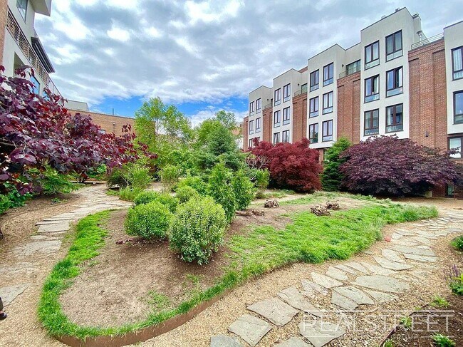 Foto del edificio - Modern Ground-Floor 1 Bedroom with Gym, Roof Deck & Courtyard in Prime Williamsburg