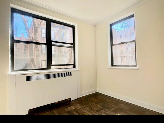 Building Photo - 4960 Broadway
