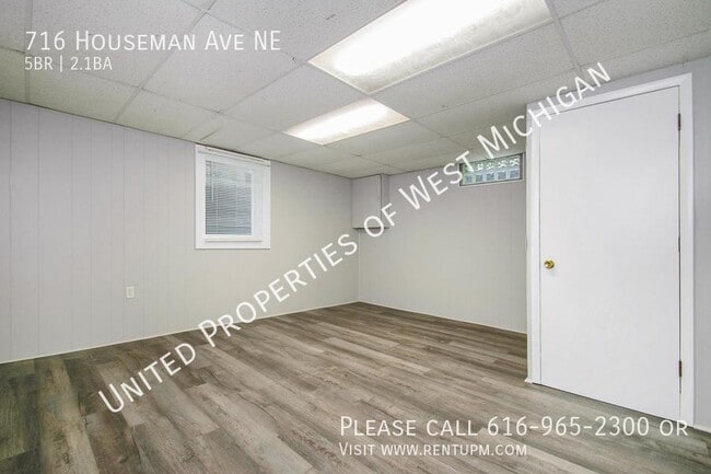 Building Photo - Available Now | 5 Bedroom, 2.5 Bath Single...