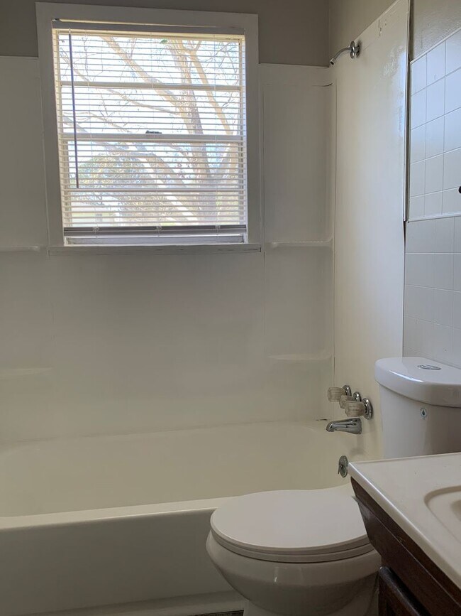 Foto del edificio - Available Now!  Complete Rehab! HUD Friendly!