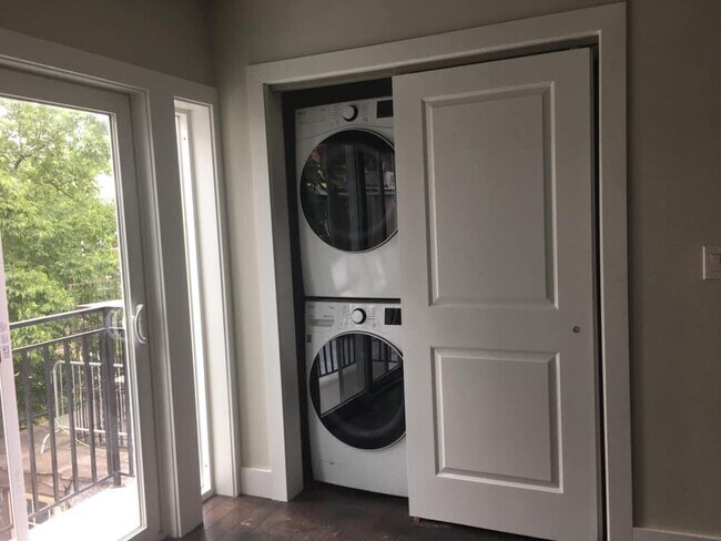 High efficiency washer/ dryer - 2523 N Front St