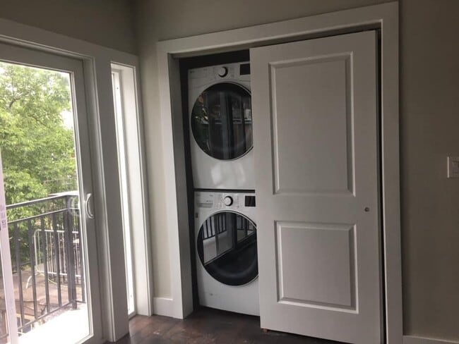 High efficiency washer/ dryer - 2523 N Front St