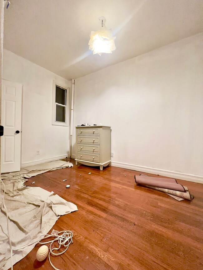 Building Photo - 1 Bedroom on 11Th St. Park Slope