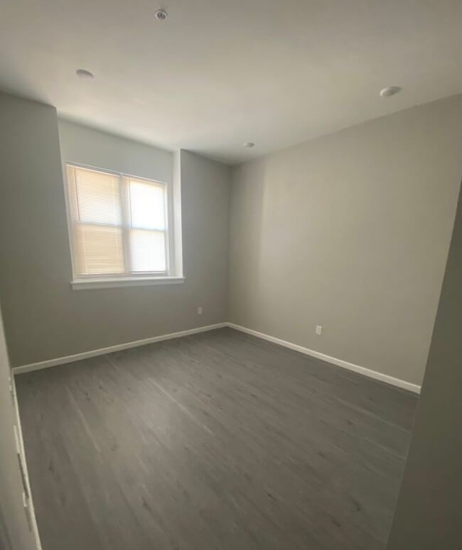 Foto del edificio - 4900 Unruh Ave
