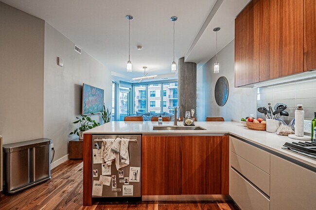 Foto del edificio - LUX 1BD, 1.5BA Lakehouse Condo with Bonus Den