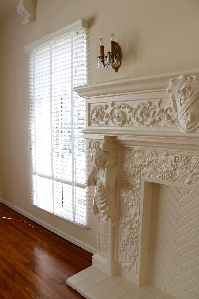 Living room - 613 S Burnside Ave