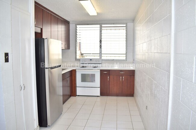 Building Photo - Recently renovated 2/1/1 Pearl Manor Apt. ...