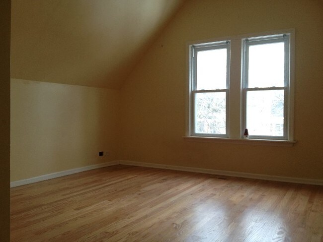Building Photo - 1823 W Cornelia Ave