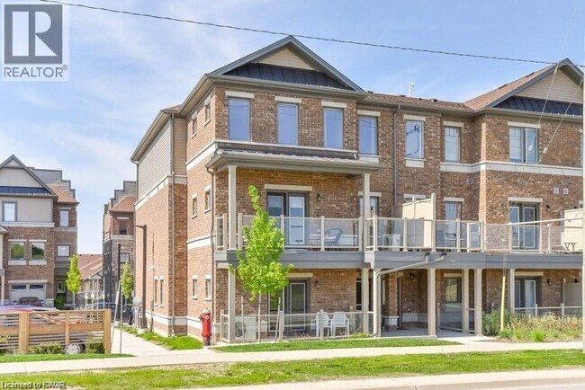 Photo du bâtiment - 1112 Fairway Rd N