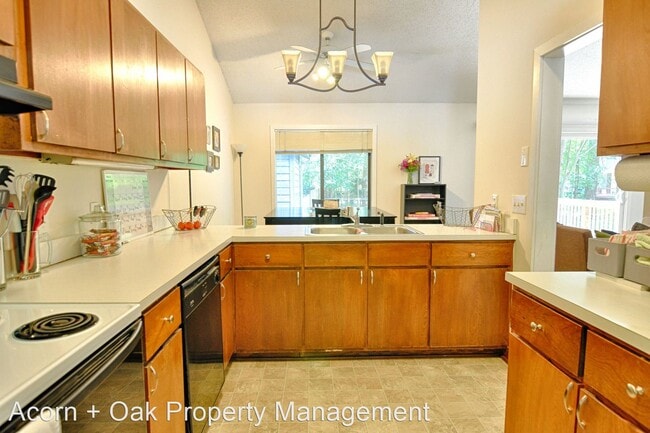 Building Photo - 2 br, 1.5 bath House - 6B Stayman Circle