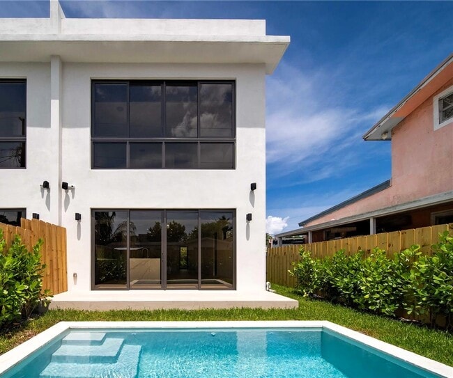 Building Photo - 2710 SW 34th Ave