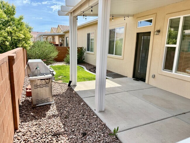 Foto del edificio - Spacious 2-Bedroom Duplex with Den & Fence...