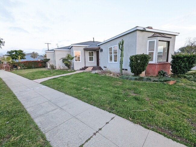 Building Photo - 1835 W Colegrove Ave