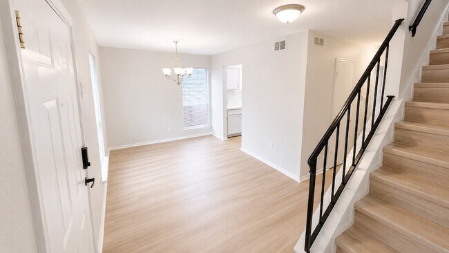 Foto del edificio - 11550 Chimney Rock Rd