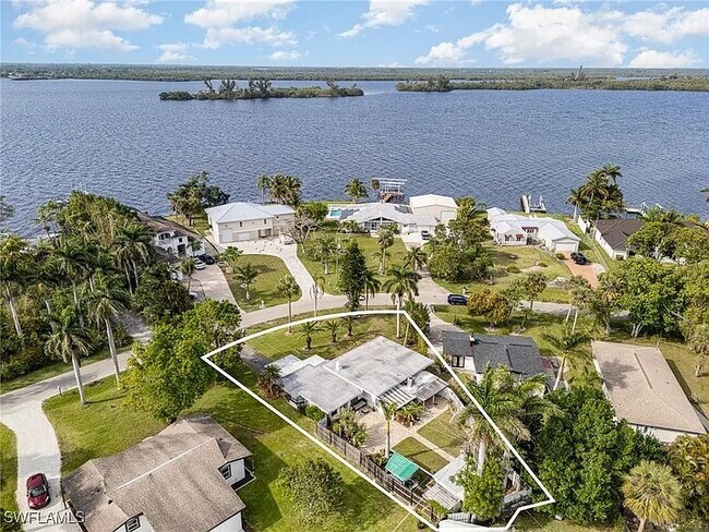 Foto del edificio - 4464 E Riverside Dr