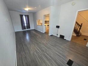 Building Photo - 473 Aikins St