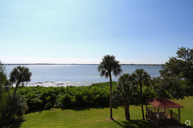 Vista a la bahía - Grande Bay Apartments