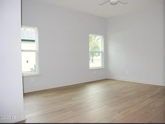 Building Photo - 377 Palm Dr