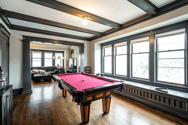 Foto del edificio - Kenwood flat across from UWM