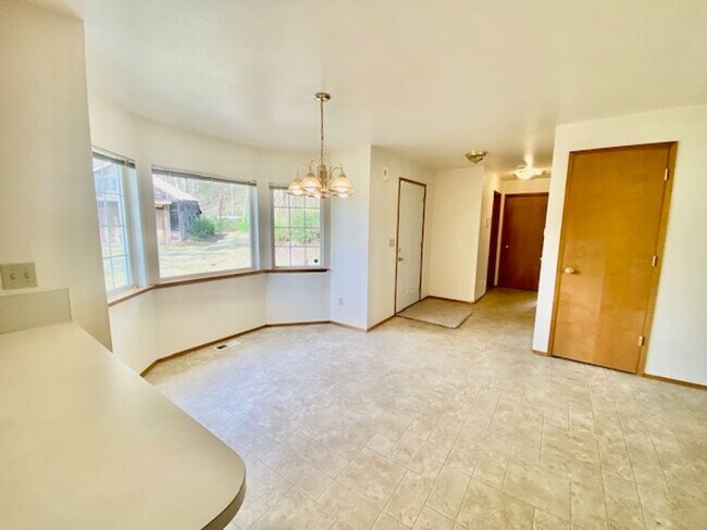 Building Photo - 2 bedroom Rambler on Cedar River - Short T...