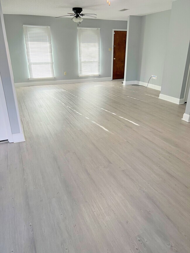 Foto del edificio - 3112 Gatt Dr