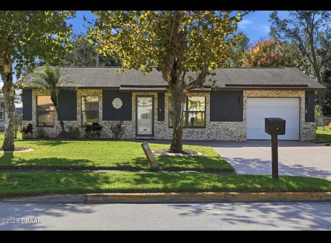 3 Bedroom with Florida Room and Shed Available Now - Daytona Beach - 3 Bedroom with Florida Room and Shed Available Now - Daytona Beach House