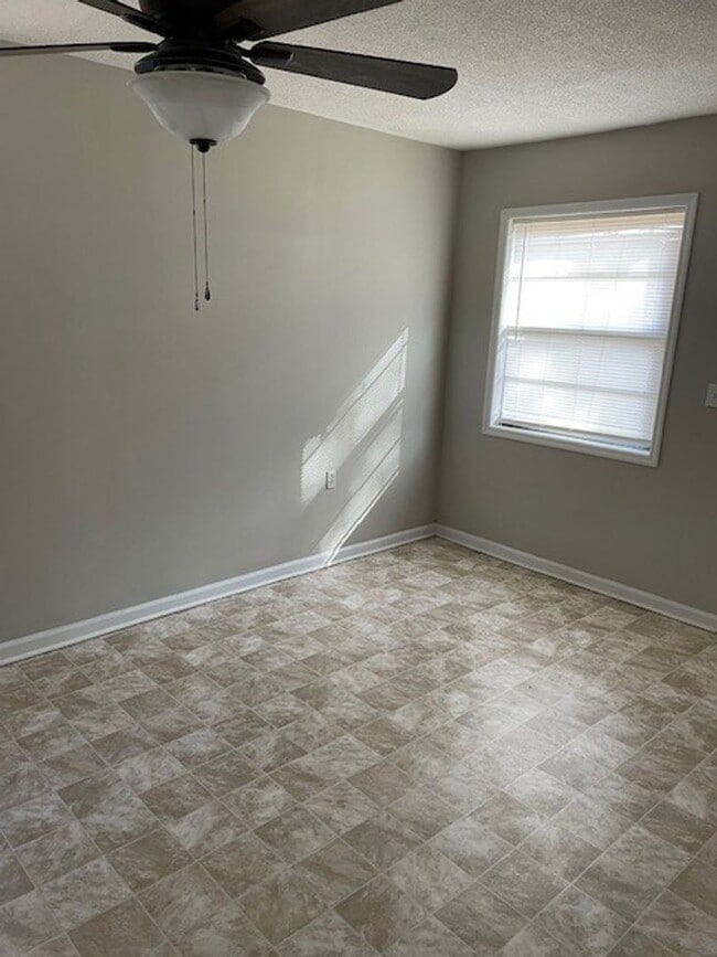 Building Photo - SINGLE FAMILY HOME