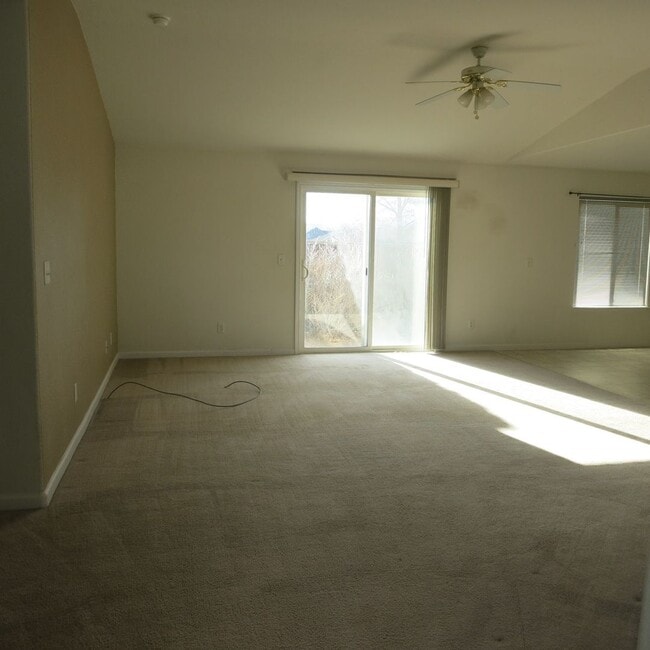 Building Photo - Golf Course Home