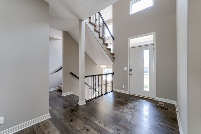 Building Photo - Stylish Living & Modern Comfort in Mission...