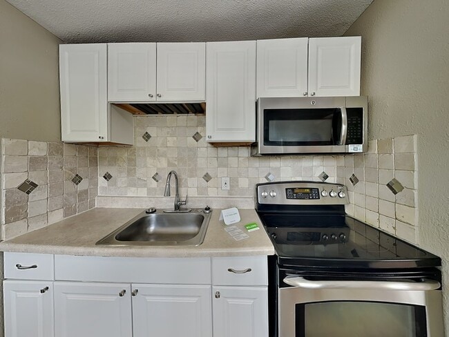 Building Photo - 2514 10th Ave Dr E