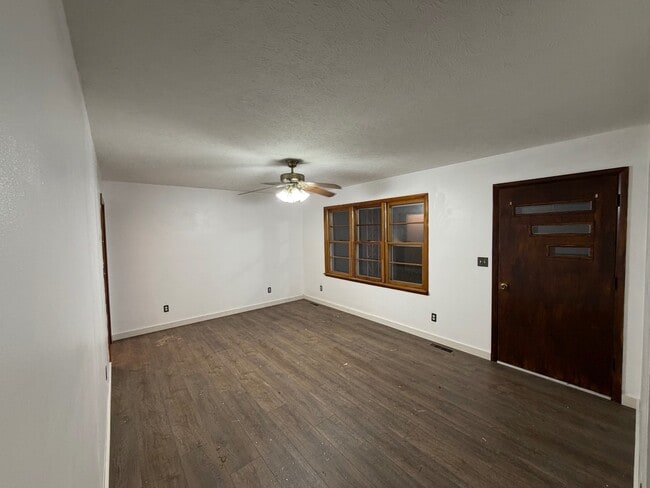 Foto del edificio - 502 Bluebird Dr