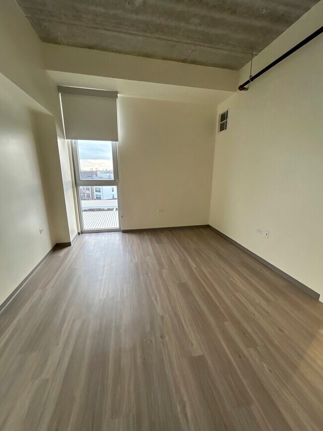 Dormitorio - 1877 N Milwaukee Ave