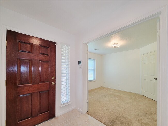 Foto del edificio - 16807 Sussex Dr
