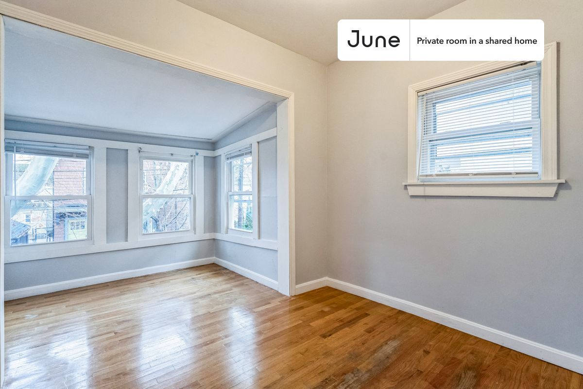 Foto principal - Private bedroom in 5 bed/3 bath Home