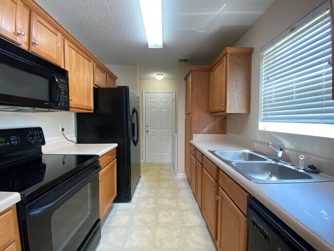 Foto del edificio - PRE-LEASING FOR JULY 10TH! HALF SECURITY D...