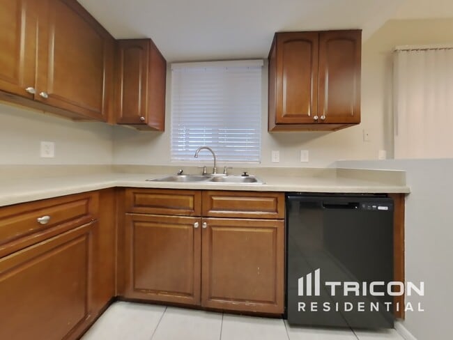 Building Photo - 8801 W Meadowbrook Avenue Phoenix AZ